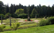 парк в английском стиле с террасами, розарием и мраморными статуями.