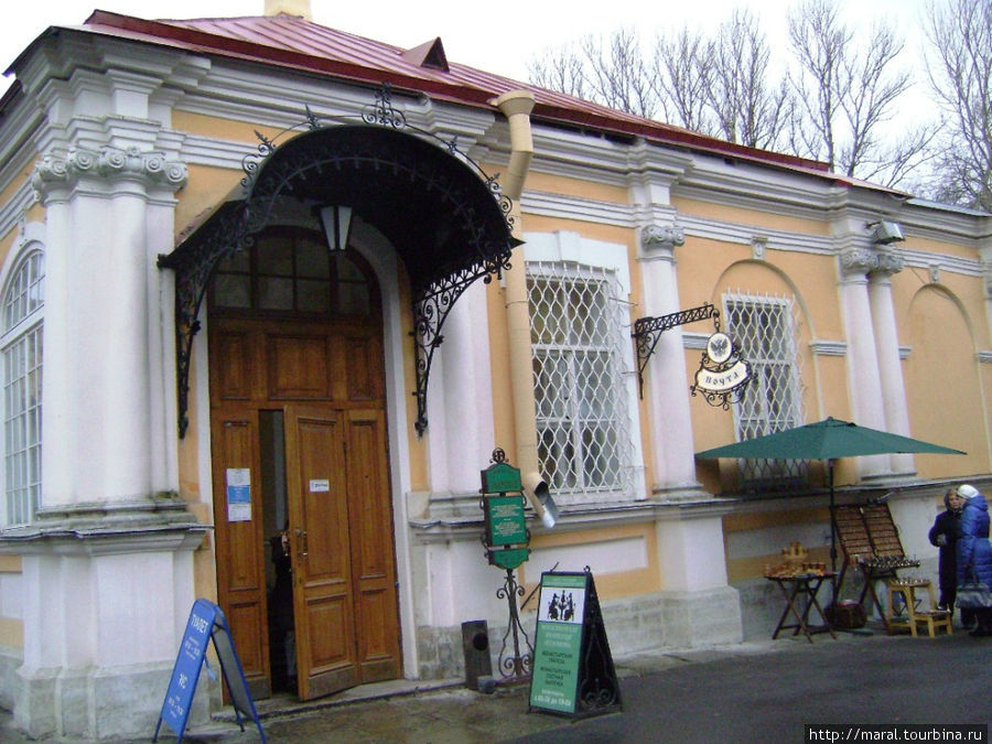 Здесь находятся Паломническая служба. почта, кафе, сувенирные лавки. туалет Санкт-Петербург, Россия
