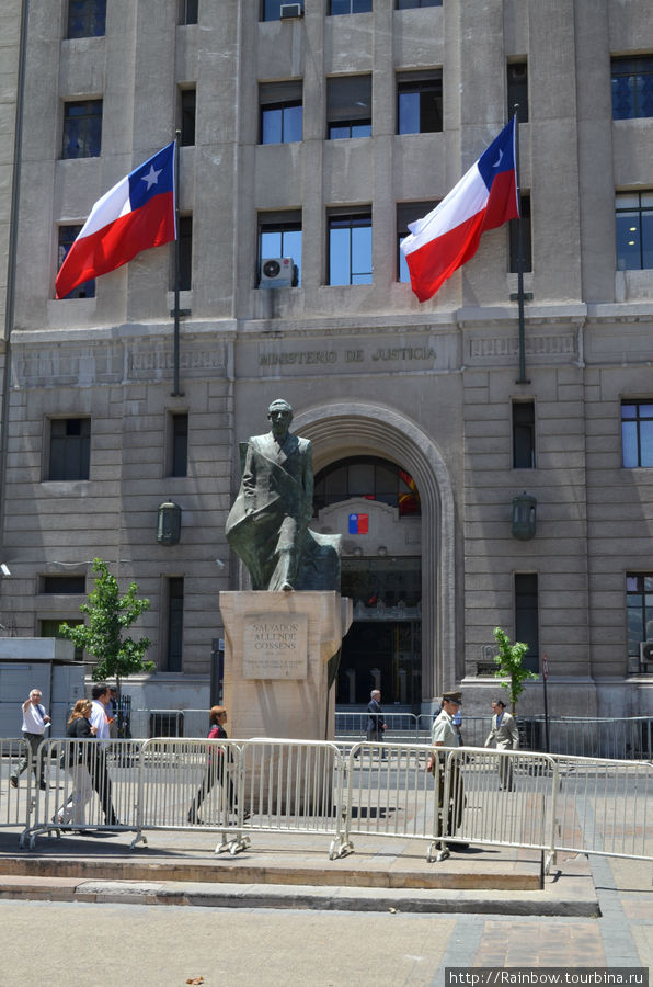 памятник президенту Альенде ( Пиночету памятника нет) Сантьяго, Чили