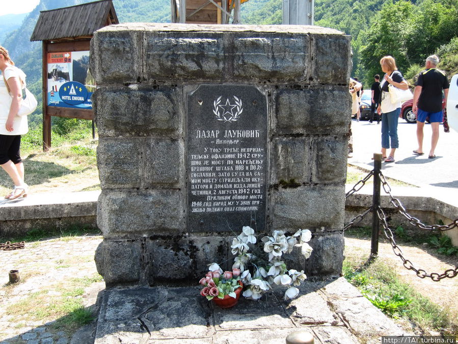 Ещё один обелиск у моста Жабляк, Черногория