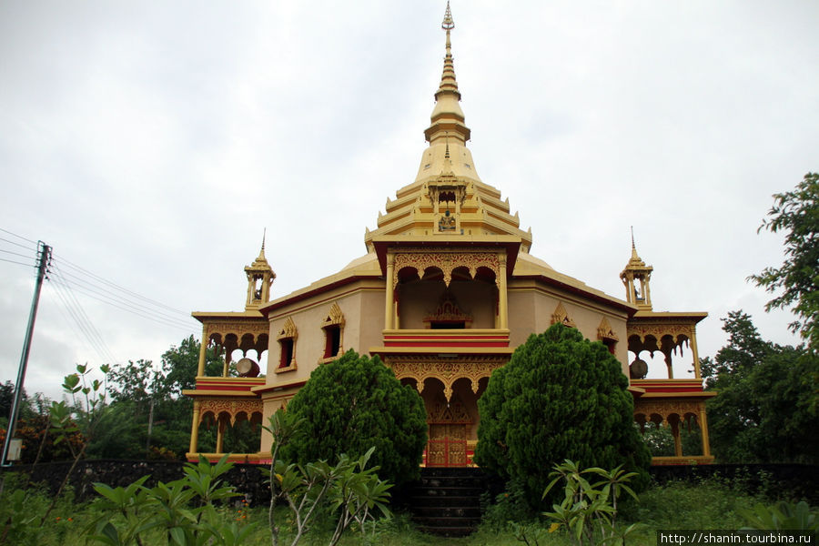 Пагода мира — вид со стороны города Луанг-Прабанг, Лаос