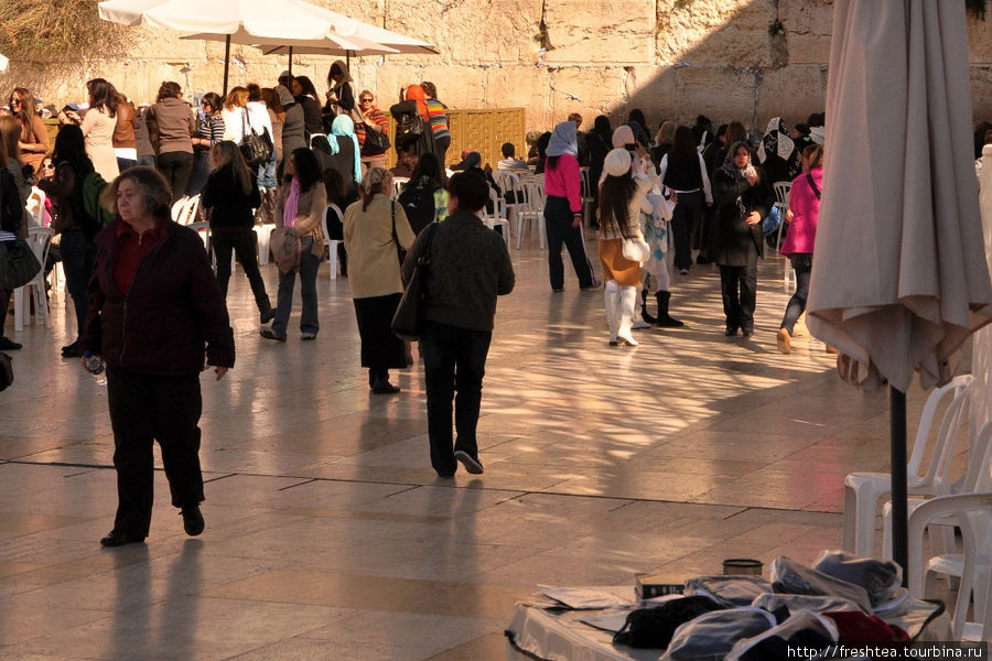 Женская половина у Стены Плача. Иерусалим, Израиль