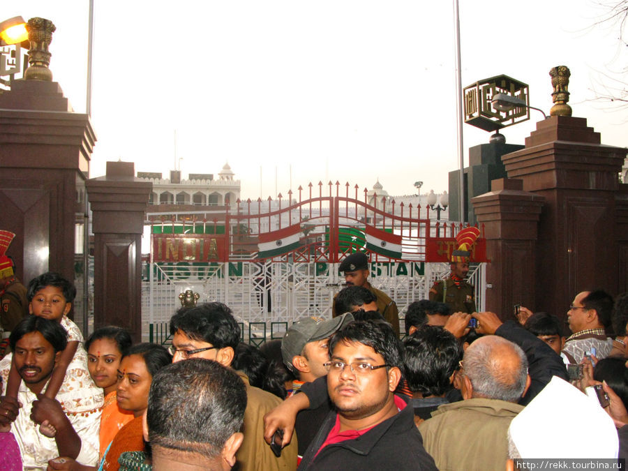 После церемонии все хлынули на проезжую часть и в патриотическом раже покричали в Пакистан через закрытые ворота про Единый Индустан. Амритсар, Индия