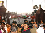 После церемонии все хлынули на проезжую часть и в патриотическом раже покричали в Пакистан через закрытые ворота про Единый Индустан.