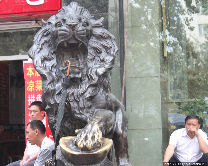 Лев с китайцами Тайюань, Китай