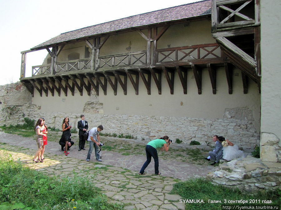 У молодоженов стало традицией посещать руины замка. Галич, Украина