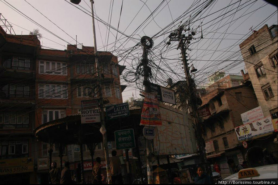 Очень скоро мы вернулись в Катманду, этот грандиозный человеческий муравейник, опутанный проводами, словно паутиной. Оно и понятно — долбить траншею под кабель придётся в гранитной скале. Уж лучше по воздуху протянуть... Непал