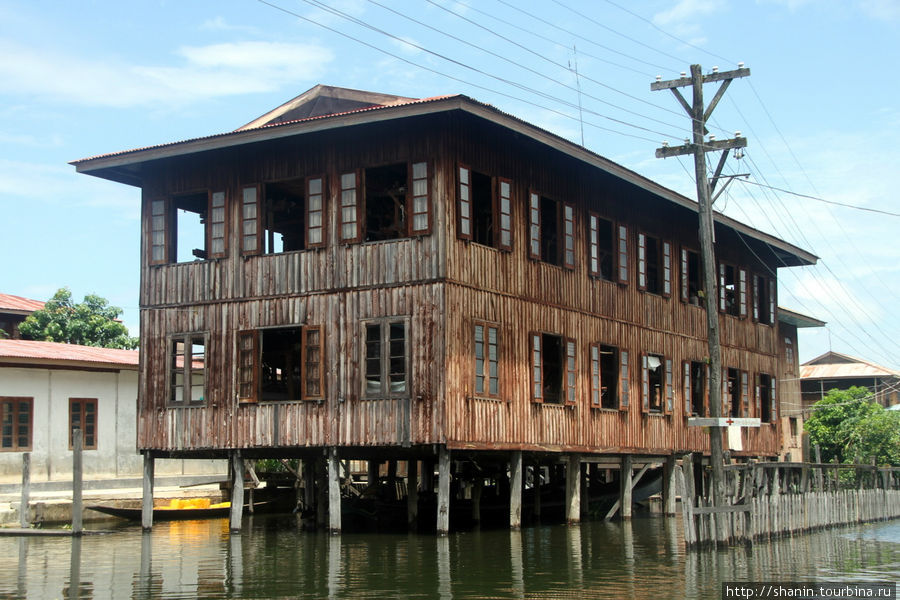 ткацкая фабрика на сваях — как и все дома на озере Инле Ньяунг-Шве, Мьянма