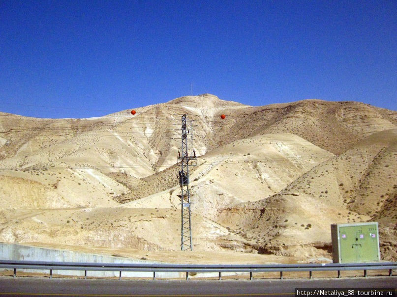 На проводах периодически встречались красные шары, так и не поняла зачем они.. Мертвое море, Израиль