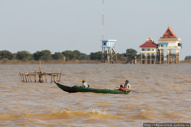 Сотовая связь на озере Тонлесап. Камбоджа