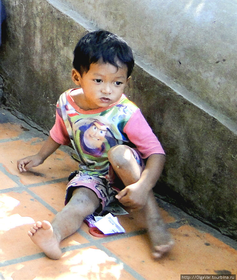 На холме Пном-Кулен. Многие дети вынуждены просить подаяние как этот малыш Провинция Сиемреап, Камбоджа