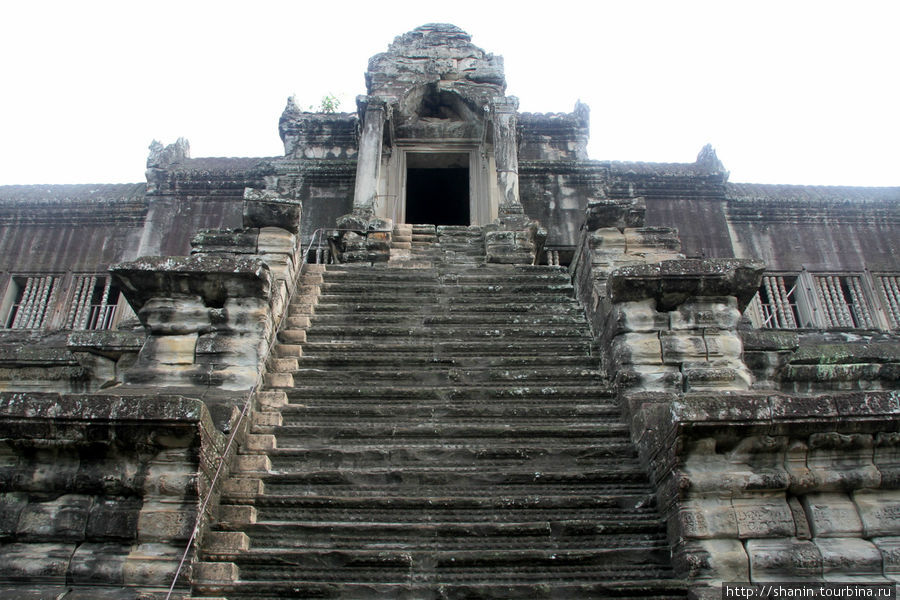 Крутая каменная лестница на второй уровень Ангкор-вата Ангкор (столица государства кхмеров), Камбоджа