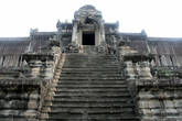 Крутая каменная лестница на второй уровень Ангкор-вата