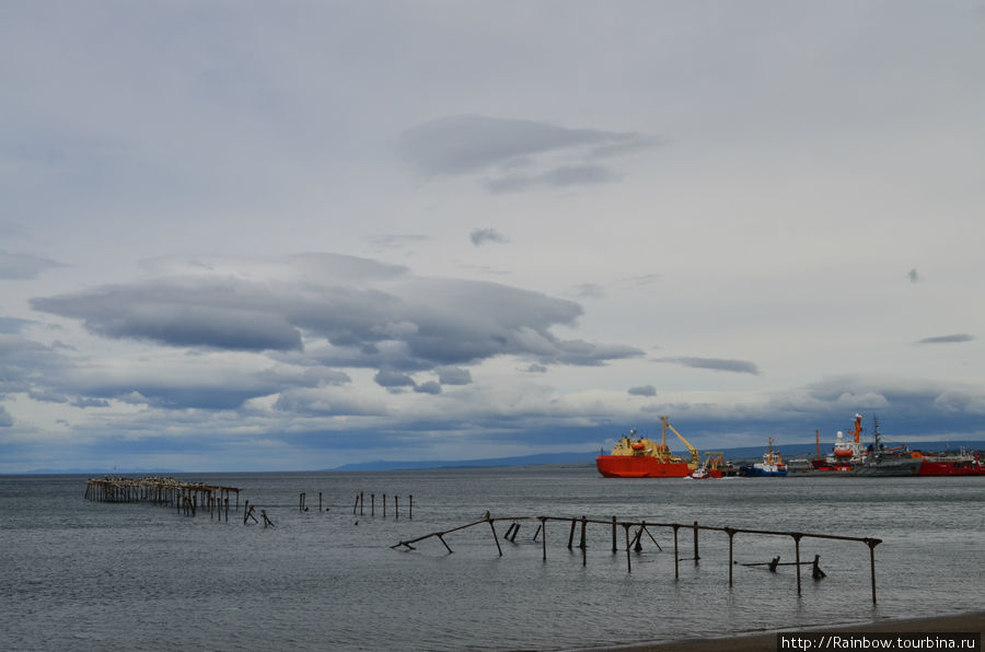 Магелланов пролив. На той стороне — Огненная Земля. Справа — порт. Отсюда идут корабли в Антарктиду.

Немного тоскливо выглядит. Пунта-Аренас, Чили