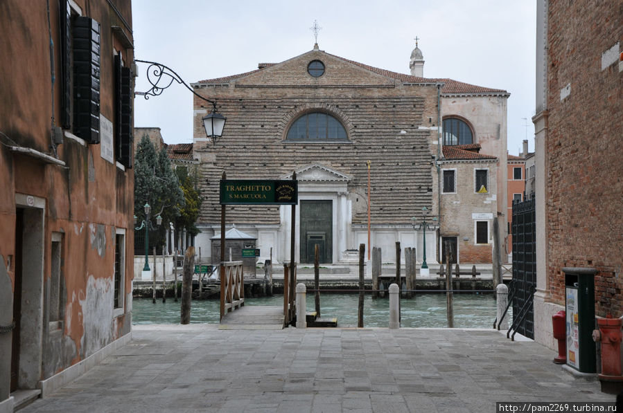 остановка трагетто для переправы на ту сторону Большого канала Венеция, Италия