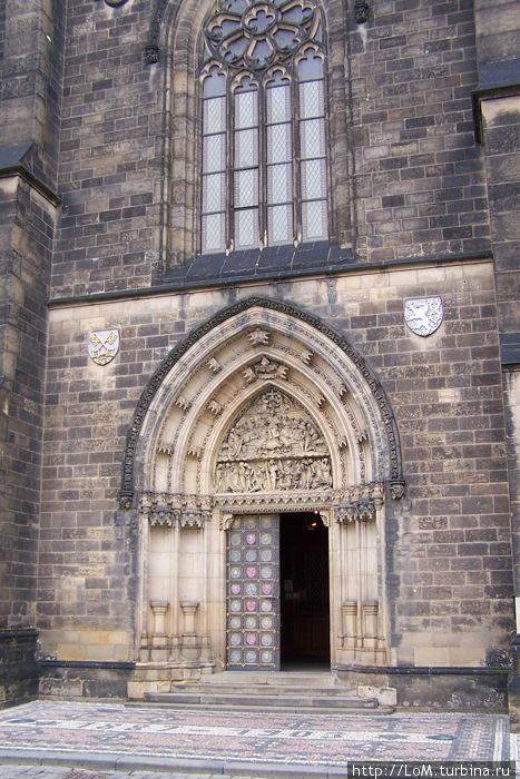 вход в готический собор св. Петра и Павла Прага, Чехия