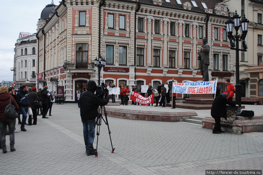 Памятник Шаляпина — место гражданских протестов. Сегодня студенты требуют транспортных льгот Казань, Россия