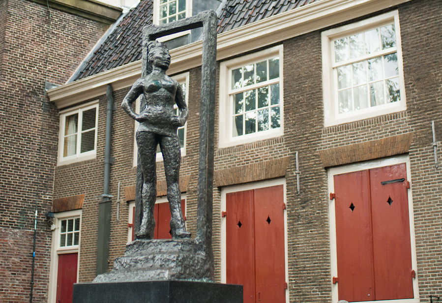 Напротив входа в храм стоит памятник представительнице древнейшей профессии. Амстердам, Нидерланды