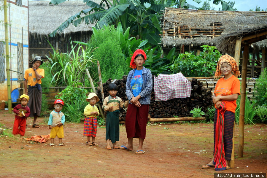 Провожают всей деревней Кало, Мьянма