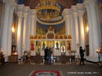 Внутренний интерьер храма. Церковь украшена фресками, созданными местными мастерами. Иконы для иконостаса написаны художниками Московской Патриархии.