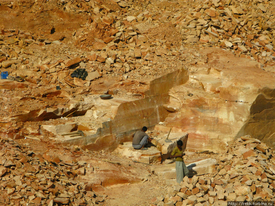 На подходе к Джайсалмеру интересно посмотреть каменоломни. Раджастанцы традиционно — каменотесы и добывают камень везде, где он есть Джайсалмер, Индия