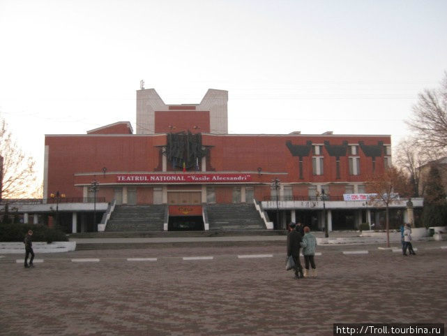 Городской театр — получивший за архитектуру награду! Бельцы, Молдова