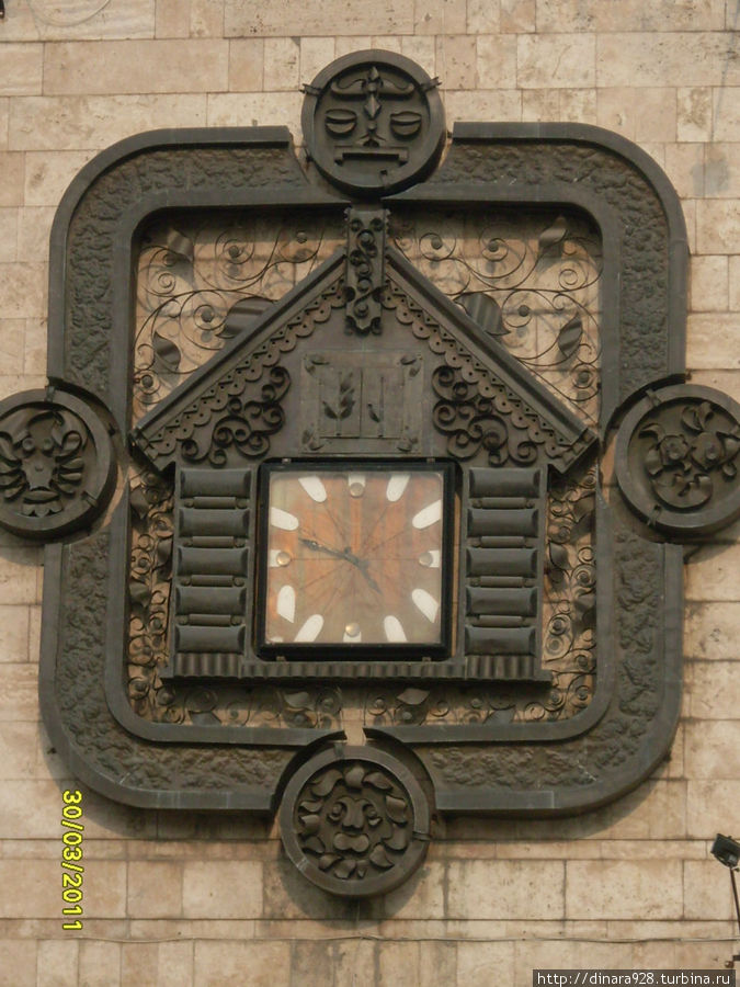 Часы с кукушкой на санатории Тарханы, действующие. Пятигорск, Россия