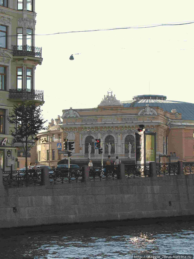 В здании слева со стороны Караванной и находится Хутор Водограй. Кажется, первая дверь -входв мини-отель Хутор Водограй, а вторая -ресторан... Санкт-Петербург, Россия