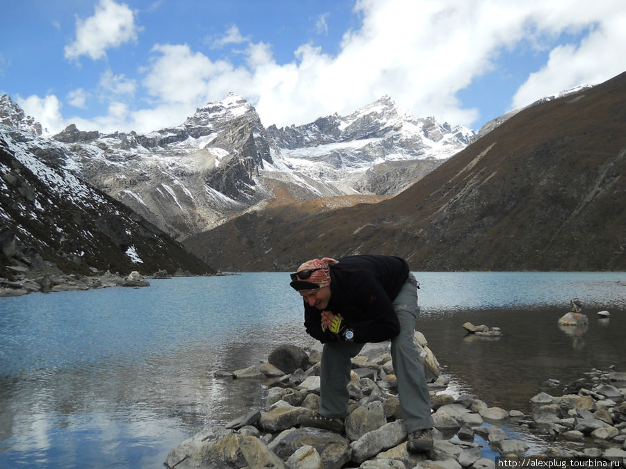 Первое озеро Гокио (Longponda). Омовение священной водой приносит удачу. Гокьо, Непал
