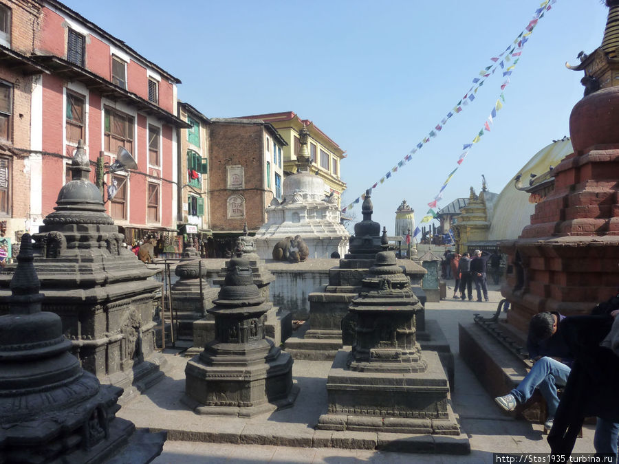 Катманду. Храмовый комплекс Сваямбунатх. Святилища на территории храмового комплекса.