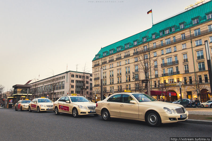 Такси Берлина — это в основном автомобили бизнес-класса. Все одного цвета. Для того, чтобы стать водителем такси необходимо сдать специальный экзамен на знание города, правил и обязанностей. Достаточно строгие правила гарантируют высокое качество услуг такси, но стоимость соответствует качеству. Берлин, Германия
