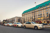 Такси Берлина — это в основном автомобили бизнес-класса. Все одного цвета. Для того, чтобы стать водителем такси необходимо сдать специальный экзамен на знание города, правил и обязанностей. Достаточно строгие правила гарантируют высокое качество услуг такси, но стоимость соответствует качеству.