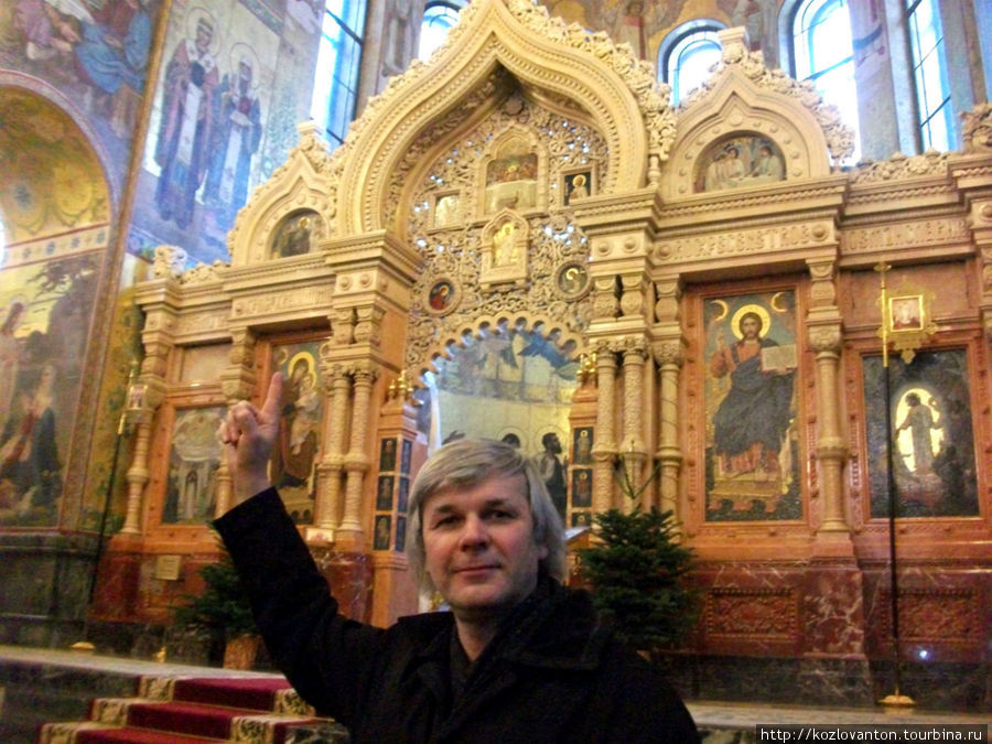 Каменный иконостас. Слева — икона Богоматерь по оригиналу В.Васнецова, справа — Христос по оригиналу того же художника. Санкт-Петербург, Россия