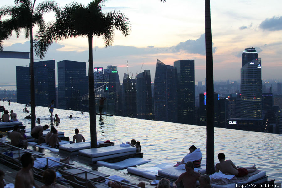 Что может быть романтичнее в отеле, чем купание на крыше отеля на закате. Сингапур (город-государство)