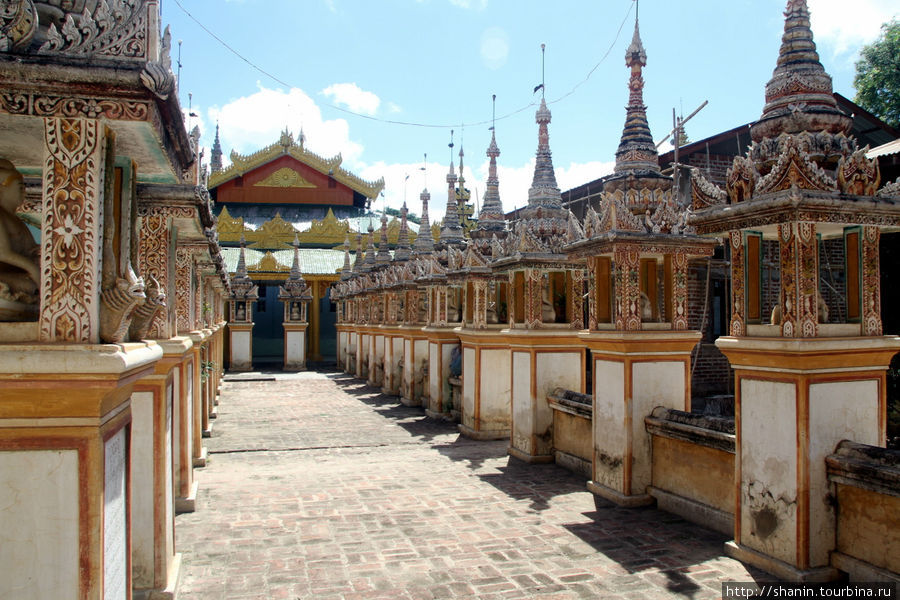 Ряды ступ — маленькие, но много Монива, Мьянма