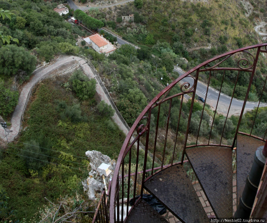 Кастельмоло. Лестница вниз. Сицилия, Италия