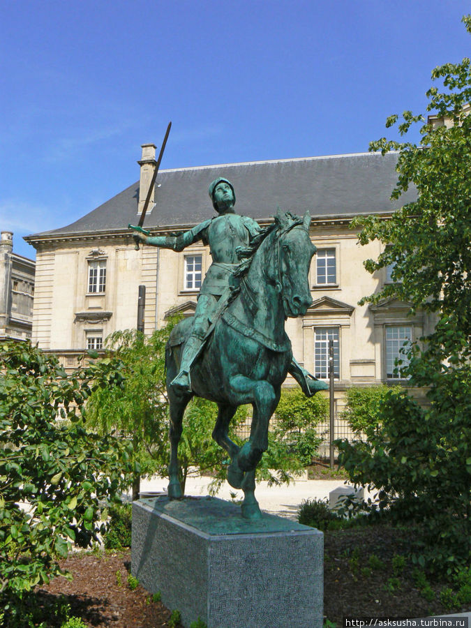 Памятник Жанне д’Арк. При поддержке Жанны д’Арк в 1429 году законным королем Франции был провозглашен Карл VII. Церемония коронации по традиции проходила в Кафедральном соборе Реймса. Реймс, Франция