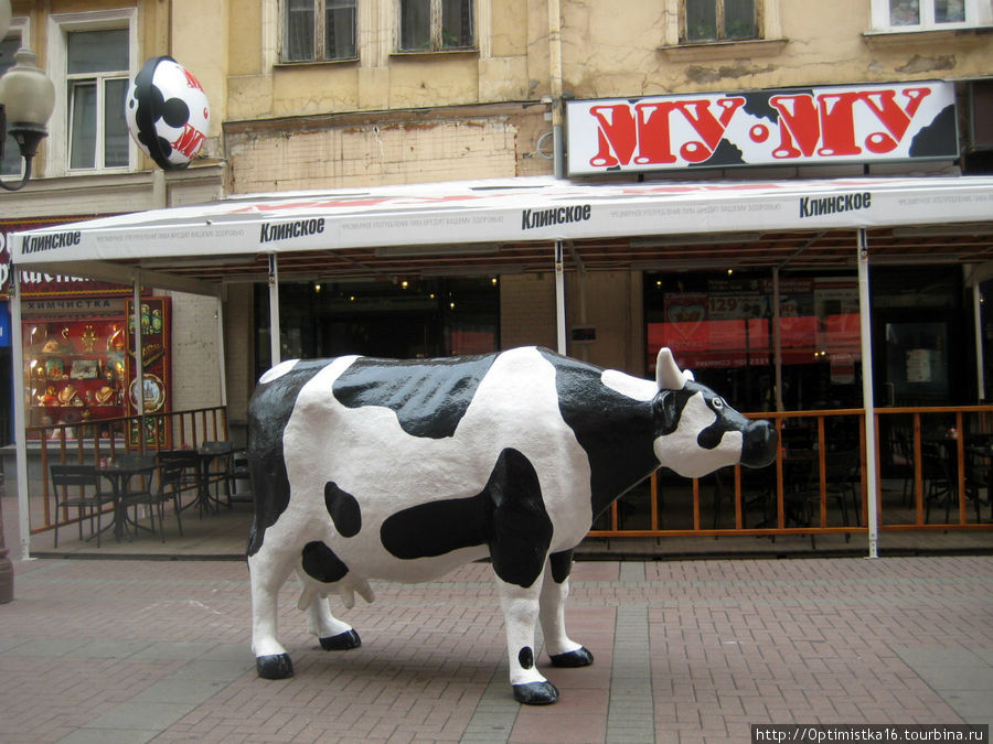 А это другая корова на Арбате. В начале Арбата открылось ещё одно кафе. (м. Арбатская) 
Фотографировала во время моего приезда в Москву в сентябре 2011 года Москва, Россия