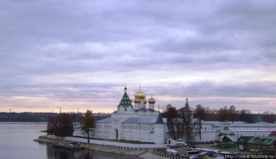 За стенами Ипатьевского монастыря осенью 1612 года укрылся от искавших его погибели врагов будущий царь Михаил Романов Кострома, Россия