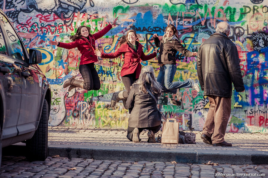 Позитивные туристки из Испании у стены Джона Леннона. Прага, Чехия