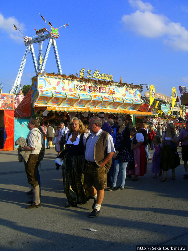 Одетых в традиционные костюмы людей на празднике множество Мюнхен, Германия