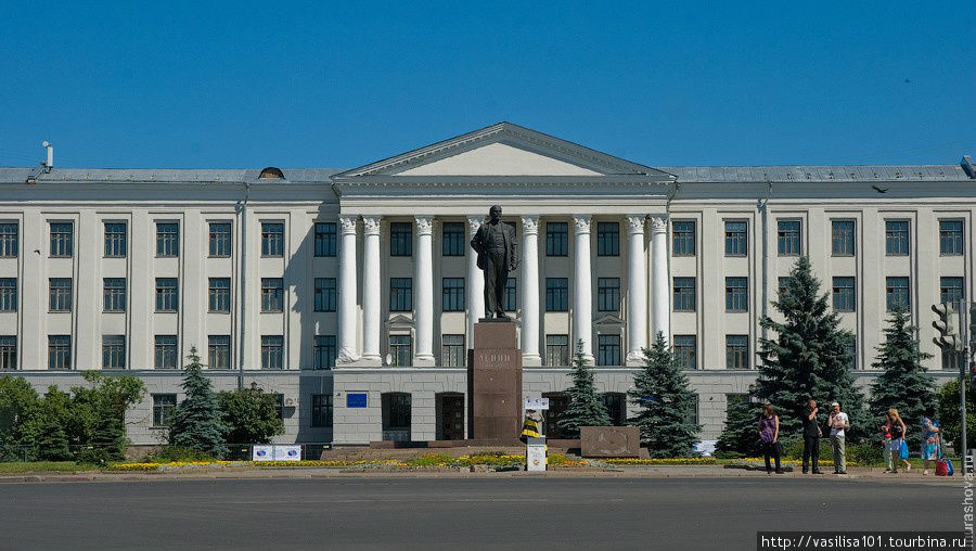 Площадь Ленина с соответствующим памятником в центре Пскова Псков, Россия