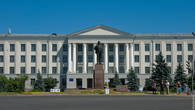 Площадь Ленина с соответствующим памятником в центре Пскова