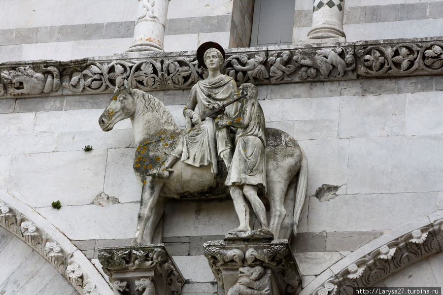 Скульптура Св.Мартина, отдающего свой плащ нищему