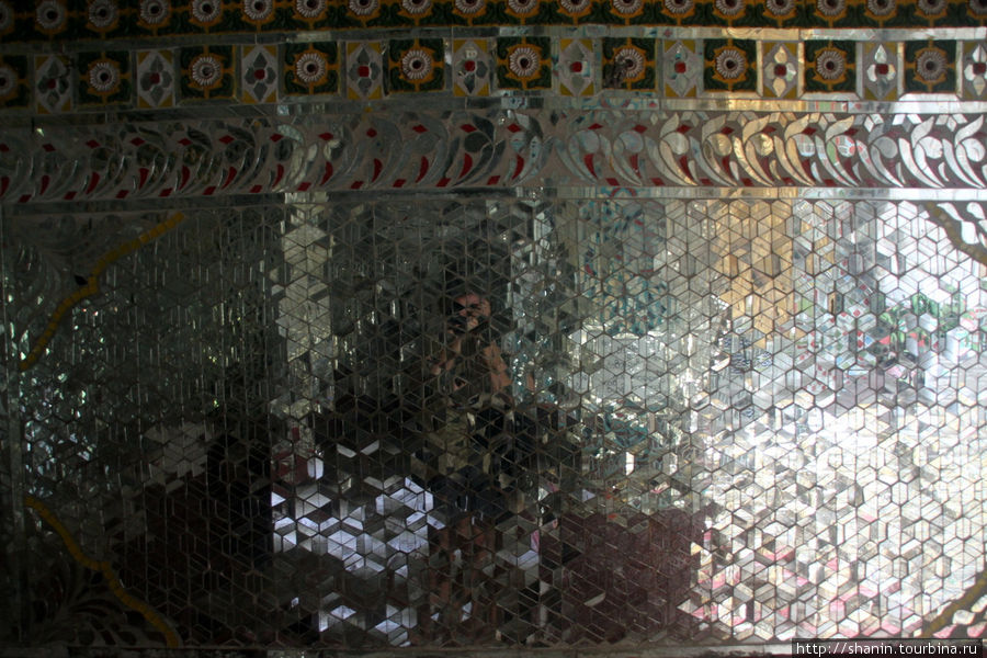 Зеркальная стена Амарапура, Мьянма