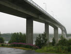 Наблюдать за водоворотами можно с моста над фьордом.