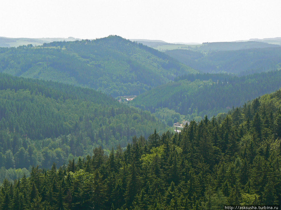 В окружении, поросших лесом, Крушных и Доуповских гор Карловы Вары, Чехия