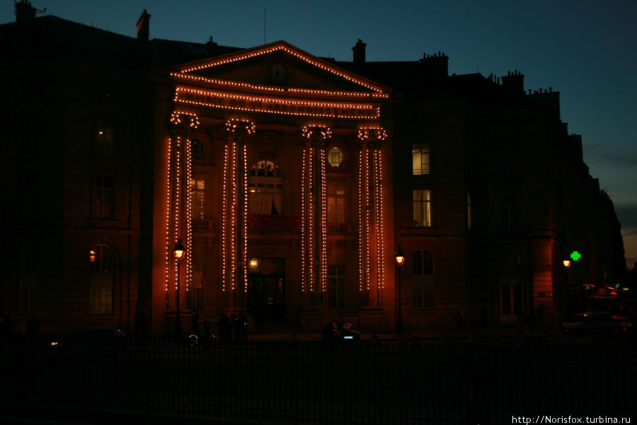 Зимой очень рано темнеет...Университетский корпус в вечерней иллюминации Париж, Франция