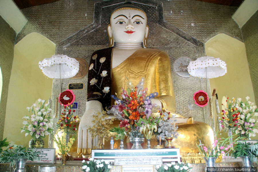 Гигантский сидящий Будда в храме Мандалай, Мьянма