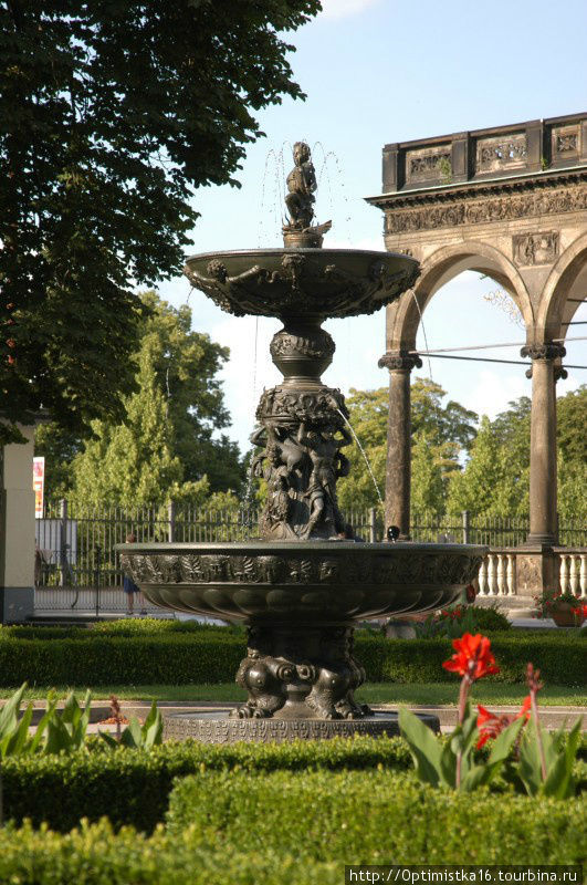 Поющий фонтан.
Фото из интернета. Прага, Чехия